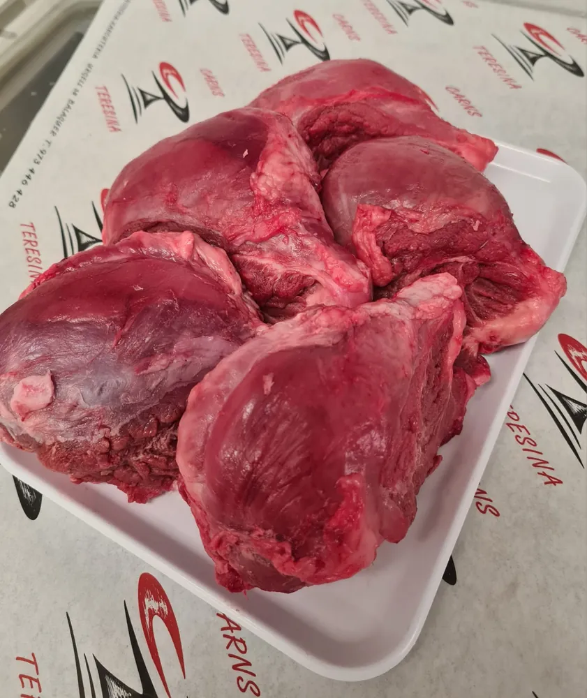 Galtes de vedella fresques en safata, damunt el paper de Carns Teresina